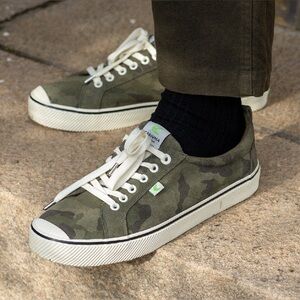 Cariuma OCA Low Stripe Skater Unisex Green Camo Sneakers Mens 7 / Womens 8.5